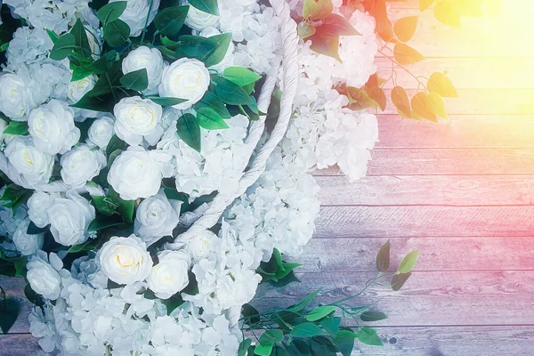 Fehér virágok és zöld levelek fa háttéren. Esküvői háttér — Stock Fotó