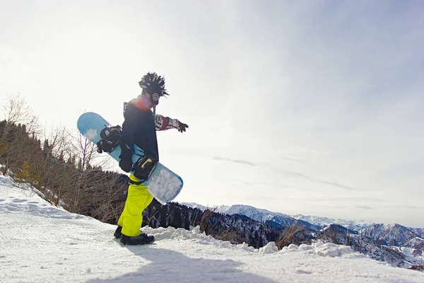 Snowboardista Freerider Horách Chystá Sestoupit Pozadí Zasněžených Hor — Stock fotografie