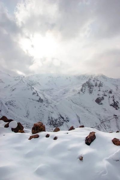 Güneş Kar Dağlarını Aydınlatır Bulutlar Gökyüzünü Kapatır — Stok fotoğraf