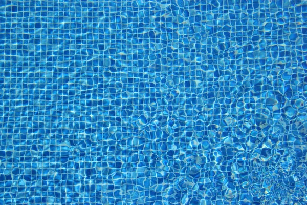 Horní Pohled Průzračnou Vodu Modrém Dlaždicovém Bazénu Pozadí Zvlněný Efekt — Stock fotografie