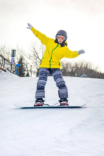 Mulher Bonita Capacete Preto Casaco Amarelo Aprende Passeio Snowboard — Fotografia de Stock