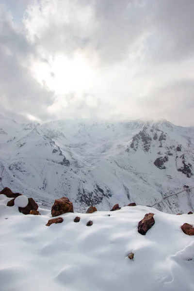 Soleil Illumine Les Montagnes Neige Nuages Ferment Ciel — Photo