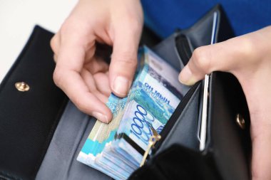 Tenge, cüzdandaki ulusal para birimi.