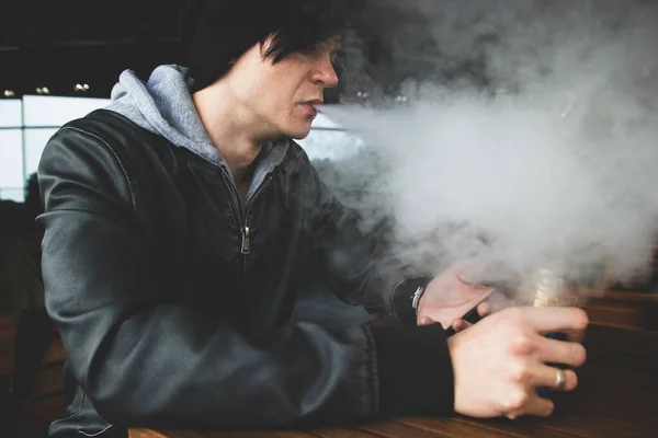 Giovane Vaporizzatore Fumatore Espirando Grande Nube Vapore — Foto Stock
