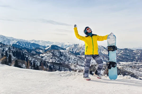 Mulher Jovem Snowboarder Uma Jaqueta Amarela Capacete Preto Fundo Montanhas — Fotografia de Stock