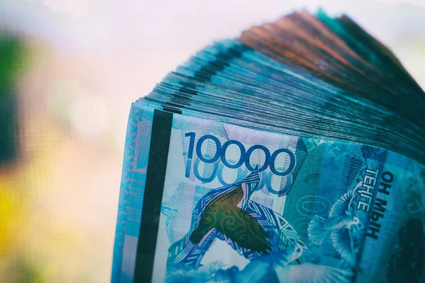 On bin tenge yakın çekim. Bir deste banknot.
