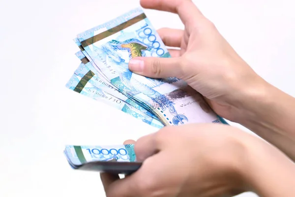 La mano femenina sostiene la moneda nacional de Kazajstán tenge. —  Fotos de Stock