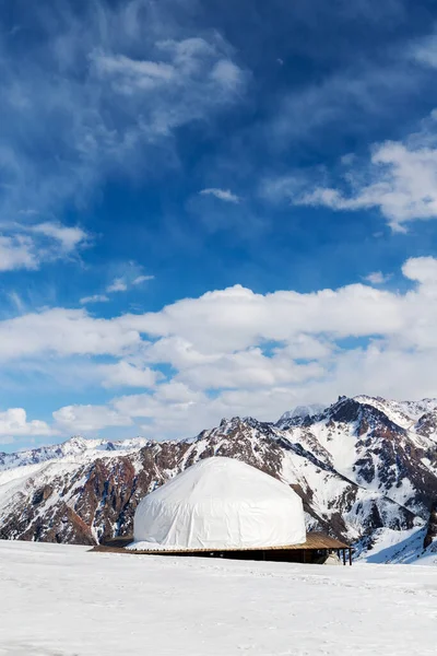 Yourte blanche nomade dans la vallée enneigée de montagne tian shan en Asie centrale. — Photo