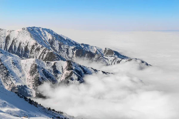 Bulutlu Tian Shan Dağlarının Zirveleri Almaty Şehrinin Yakınlarındaki Sisli Havada — Stok fotoğraf