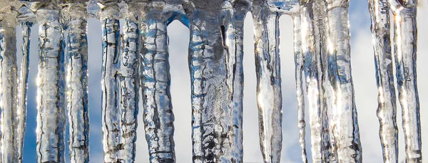 阳光下巨大的透明凸起物 冰柱的背景 — 图库照片
