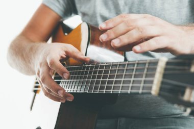Sıradışı bir teknikle klasik gitar çalan bir gitaristin ellerinde..