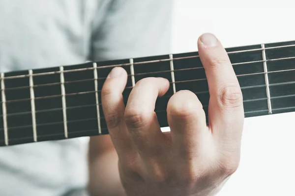 Chitarristi Suonano Mano Importante Accordo Sbarra Sulla Tastiera Una Chitarra — Foto Stock