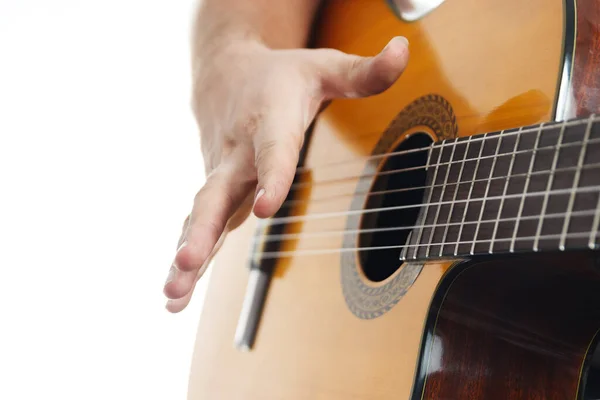 Κοντινό Πλάνο Των Χεριών Του Ανθρώπου Που Παίζουν Ακουστική Κιθάρα — Φωτογραφία Αρχείου