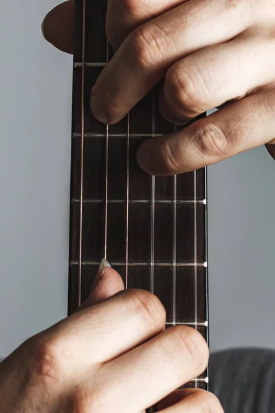 Close Mãos Profissionais Pescoço Guitarra Clássica — Fotografia de Stock
