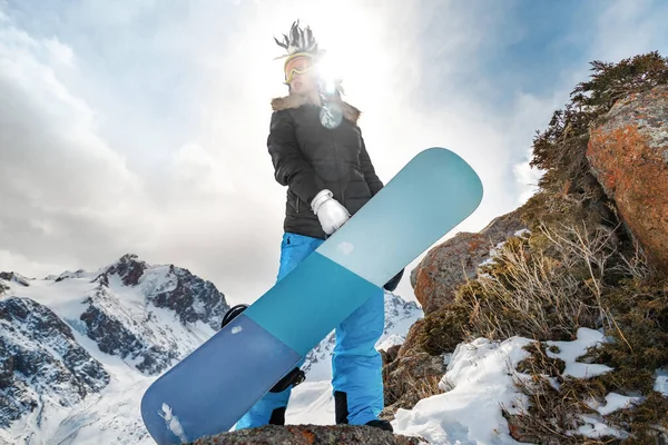 Mohawk Şapkalı Güzel Genç Bir Kadın Önünde Bir Snowboard Tutuyor — Stok fotoğraf