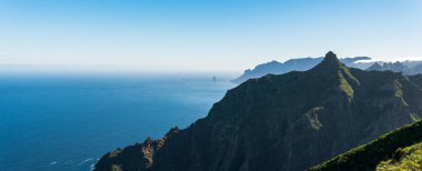 Cliffs mavi okyanus ve mavi gökyüzü ile