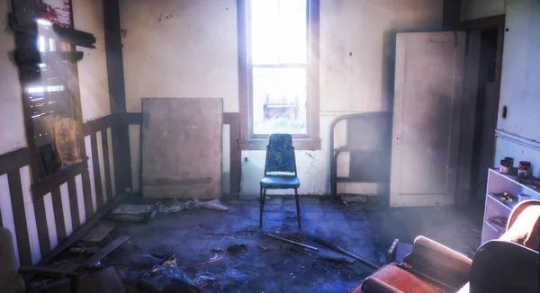 Parlak ışık ışınları ile istismar eski ev merkezli sandalye odasında terk