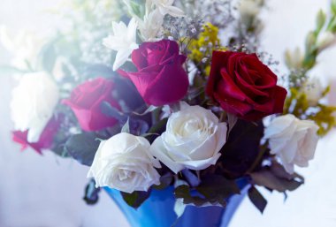 Vazoda Beyaz ve Kırmızı Güllerin Buket Düzenlemesinin Güzel Modern Fotoğrafı