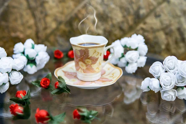 Butik Otel 'de Taze Kahve Espresso ve Çiçek Tomurcukları için şık bir ortam.