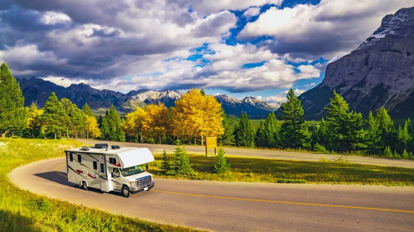 Autumn Motorhome Camper Живописном Шоссе — стоковое фото