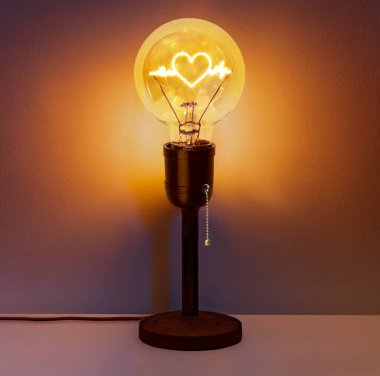 Aşk Kalbi Ampulde Parıldıyor