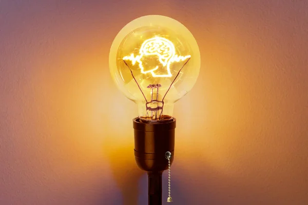 Profil Człowieka Mózgiem Wewnątrz Żarówki Włączony Kreatywne Myślenie Power Concept — Zdjęcie stockowe