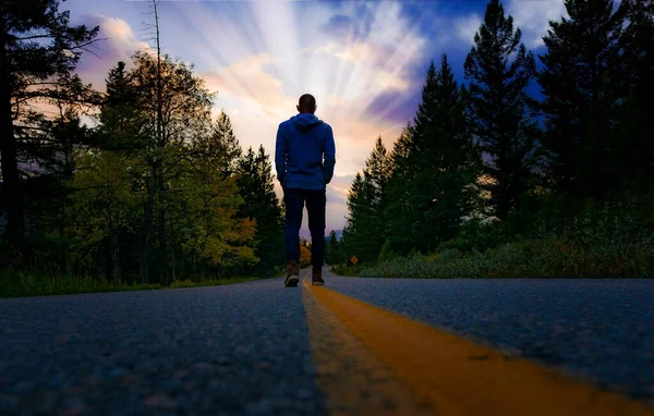 Macera Yolculuğu Konsepti Akşam Yolda