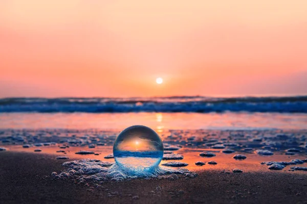 Okyanusta cam top, kumlu plaj arabuluculuğu sakin suları rahatlatıyor.