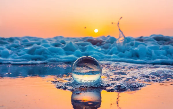 Okyanus kıyısındaki renkli günbatımının mükemmel yansıması.