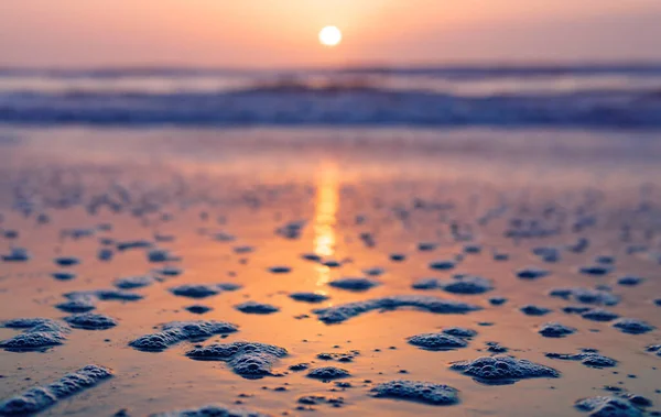 Kumlu sahildeki renkli okyanus dalgalarının arka planı
