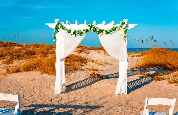 Beautiful Wedding Elegant White Arch Sandy Ocean Beach Flowers Elegant — Stock Photo, Image