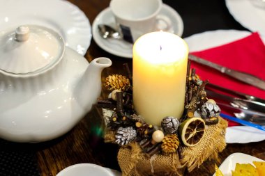 Festival tablo ayarı ile mum, mum ışığında akşam yemeği