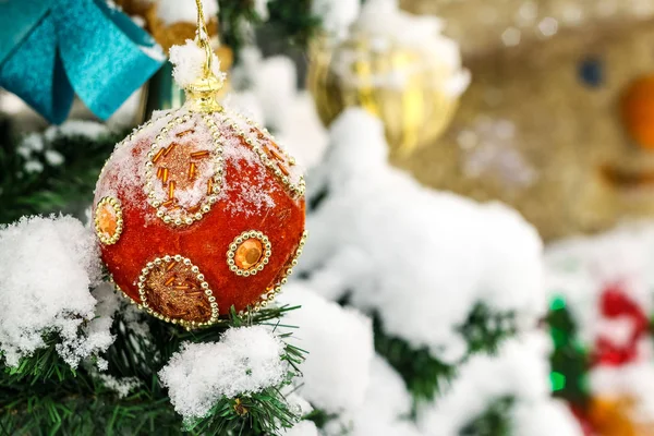 Weihnachtsspielzeug auf dem Weihnachtsbaumzweig. Weihnachten in der Stadt. — Stockfoto
