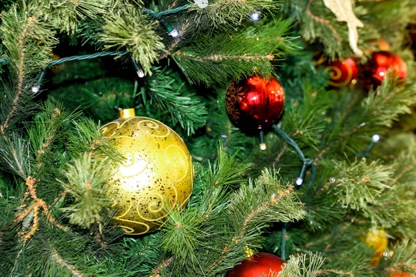 Schön dekoriertes Weihnachtszimmer, schönes Weihnachtsspielzeug — Stockfoto