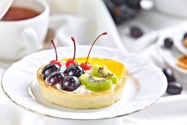 Meyve sepeti tatlı bir tepside