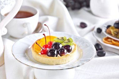 Meyve sepeti tatlı bir tepside