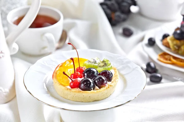 Meyve sepeti tatlı bir tepside