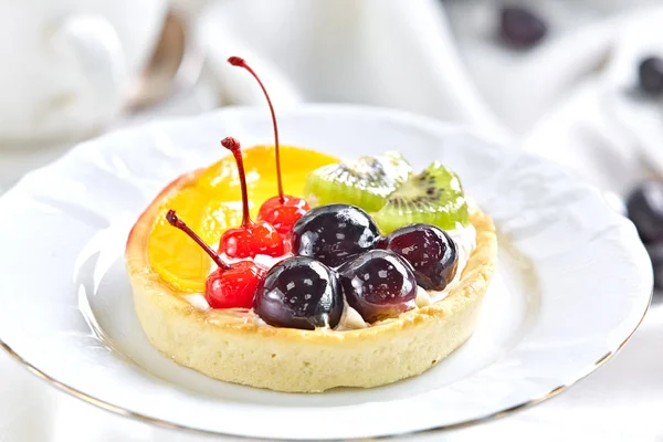 Meyve sepeti tatlı bir tepside