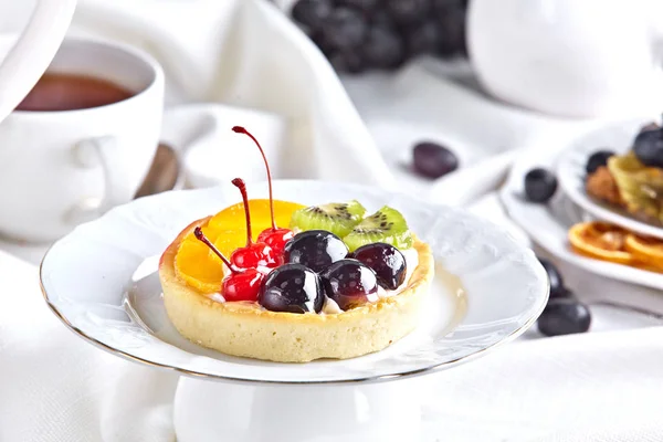 Meyve sepeti tatlı bir tepside