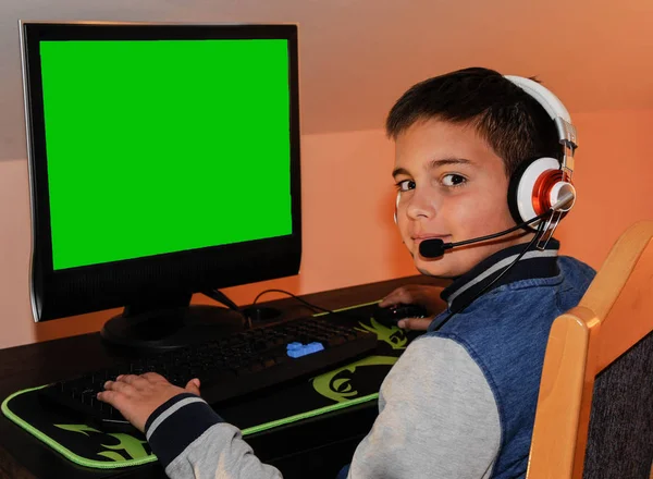 Giovane Gamer Boy Che Gioca Videogiochi Sul Computer Indossando Cuffie Fotografia Stock