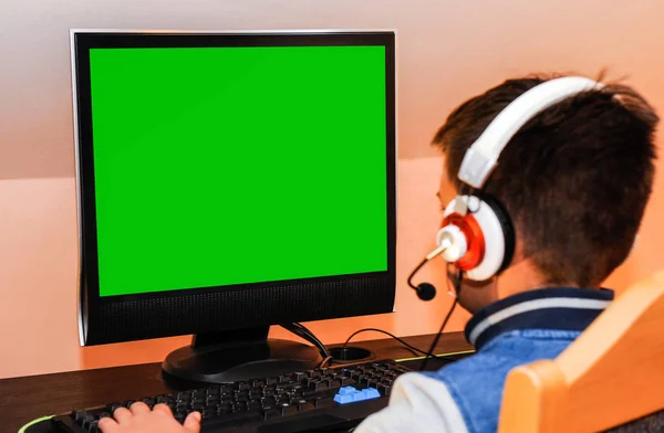 Giovane Gamer Boy Che Gioca Videogiochi Sul Computer Indossando Cuffie Foto Stock Royalty Free