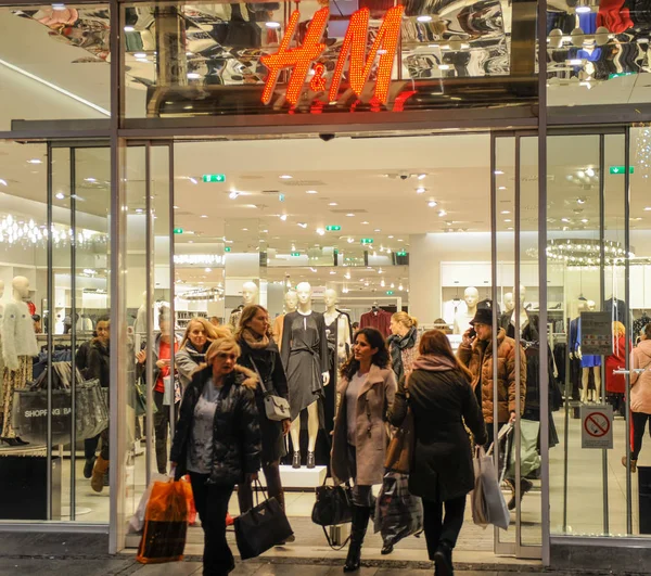 塞尔维亚贝尔格莱德 2018年11月 拜尔斯在贝尔格莱德的时装店购物 免版税图库图片