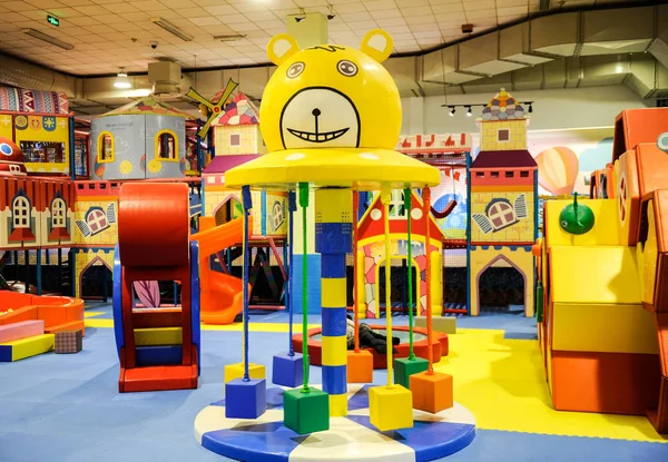 Moderno Parco Giochi Bambini Coperto Con Molti Giocattoli Colorati Ostacoli Immagini Stock Royalty Free