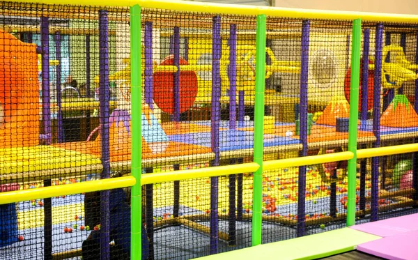 现代化的儿童游乐场室内有很多五颜六色的玩具和障碍 图库照片