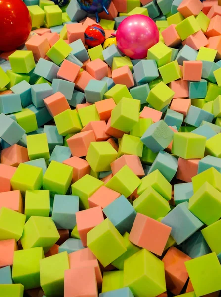 Cubi Spugna Colorati Divertirsi Saltare Sul Parco Giochi Bambini Immagine Stock