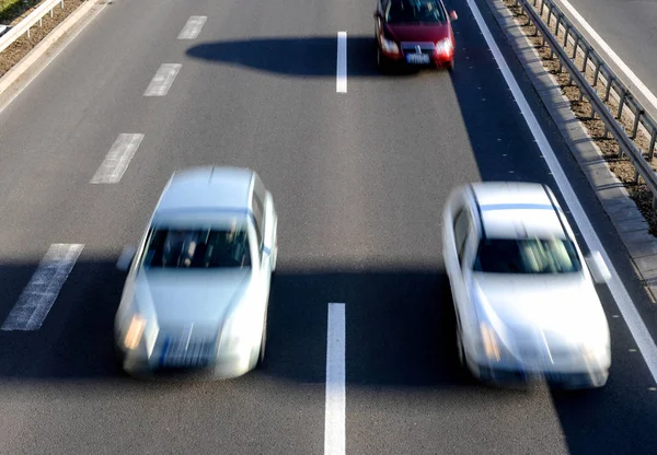 Widok Lotu Ptaka Samochodów Szybko Autostradach Trzech Pasach Barierę Ogrodzenie — Zdjęcie stockowe