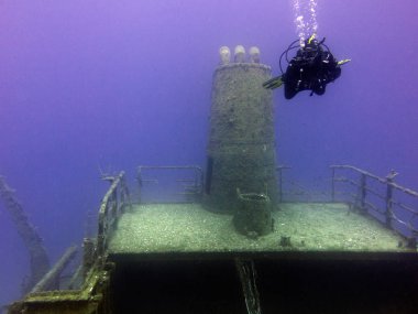 Kuru elbise dalgıç Um El Faroud batık üzerinde. Akdeniz, Malta.