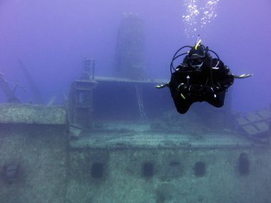 Kuru elbise dalgıç Um El Faroud batık üzerinde. Akdeniz, Malta.