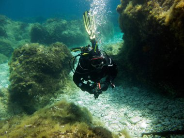 Kuru elbise dalgıç. Sualtı manzara. Akdeniz, Malta.