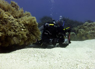 Sualtı fotoğrafçısı. Kuru elbise dalgıç. Akdeniz, Malta.